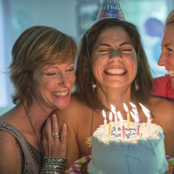 Personas mayores felices disfrutando de la vida después de los 50