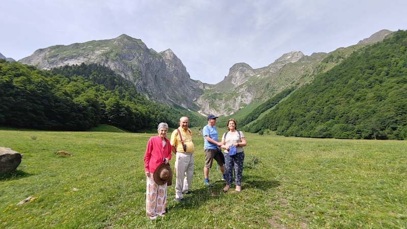 Personas mayores disfrutando de un viaje organizado por Viajes de la Edad Tardía