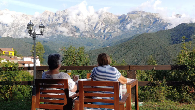 Personas mayores disfrutando de un viaje con Viajes de la Edad Tardía