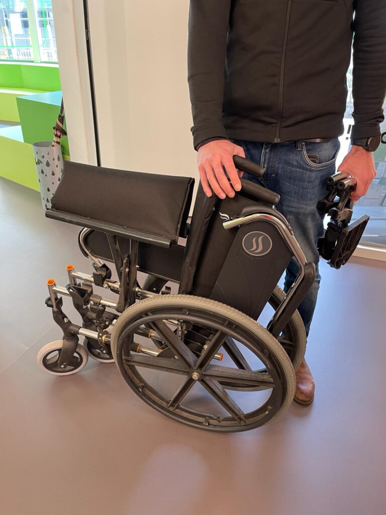 Donación de silla de ruedas a la Asociación Española Contra el Cáncer