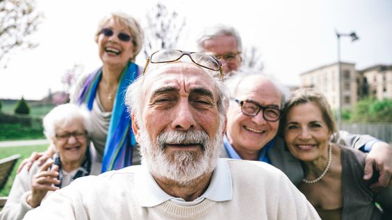Personas mayores disfrutando de la vida en una comunidad de cohousing